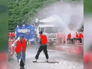 暴走团又一次大规模户外集结！洒水车司机：高温天气，担心你们中暑，领导派我来给