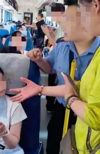 火车上俩女孩买三张票放零食，站票大姐找来乘务员投诉，一句话让她当场傻眼！ 2