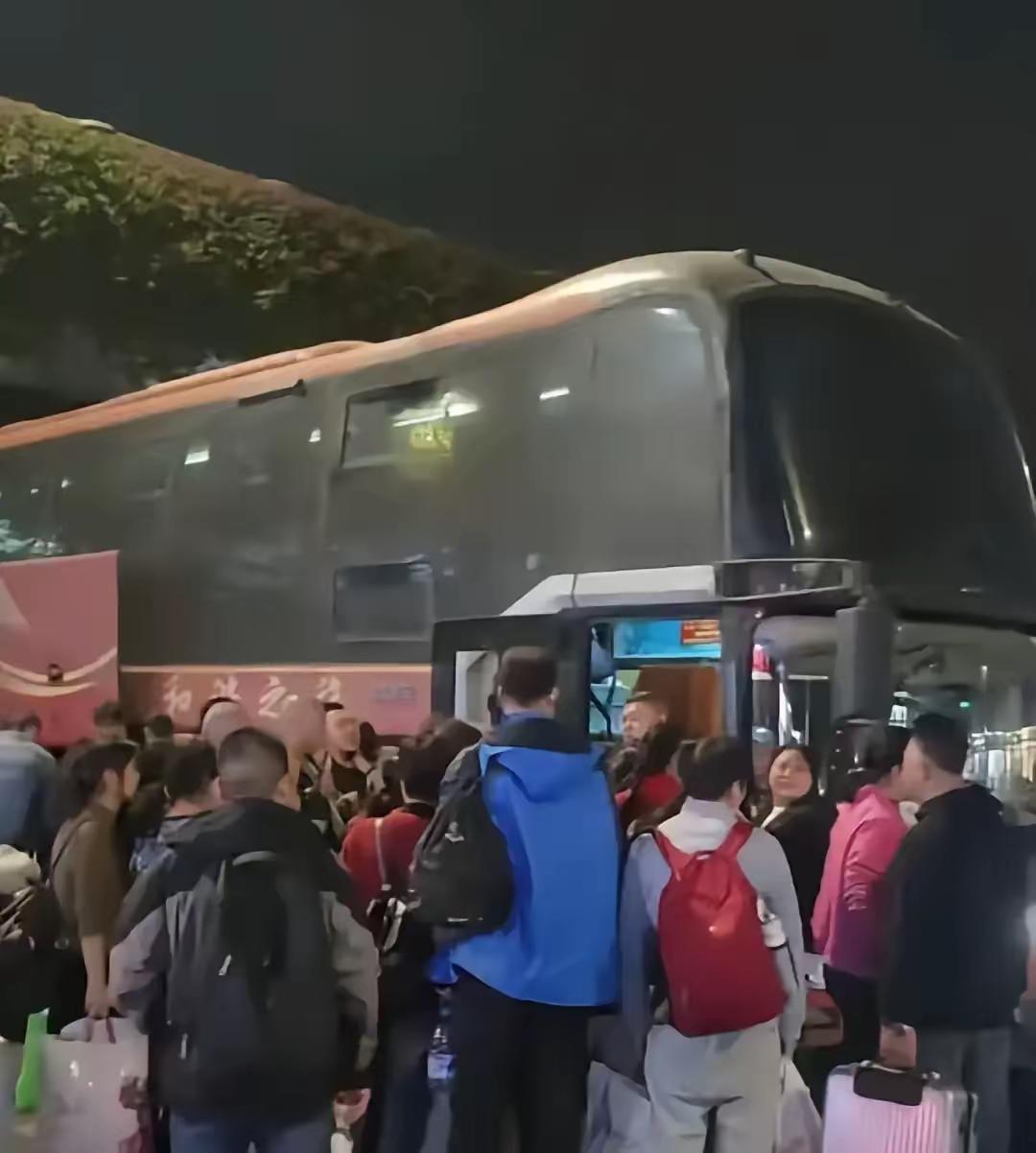 今年春运最离谱的，是大巴车把高铁和飞机给“背刺”了。​刷短视频，一堆河南老乡