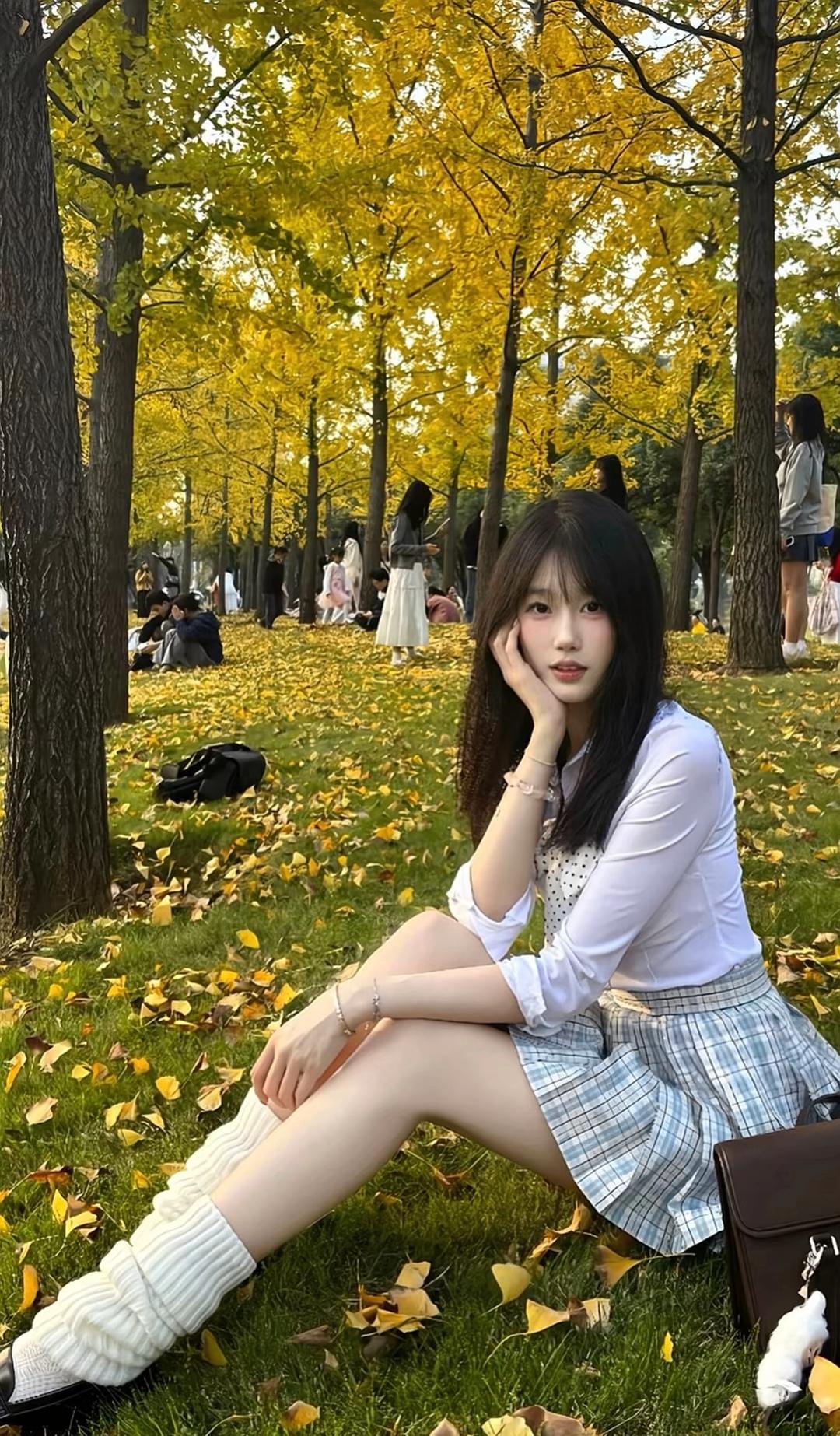 秋日午后，落叶铺满地，少女静坐思悠长。