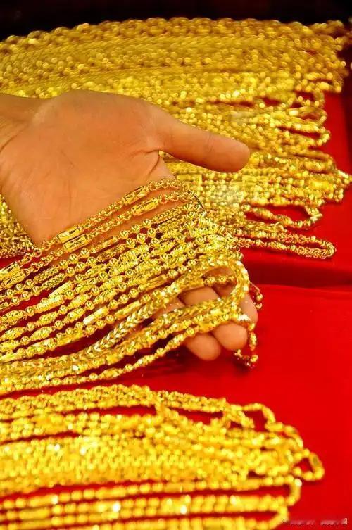 未来黄金会跌到350元吗？这事儿没那么绝对。350元/克大概相当于每盎司1550