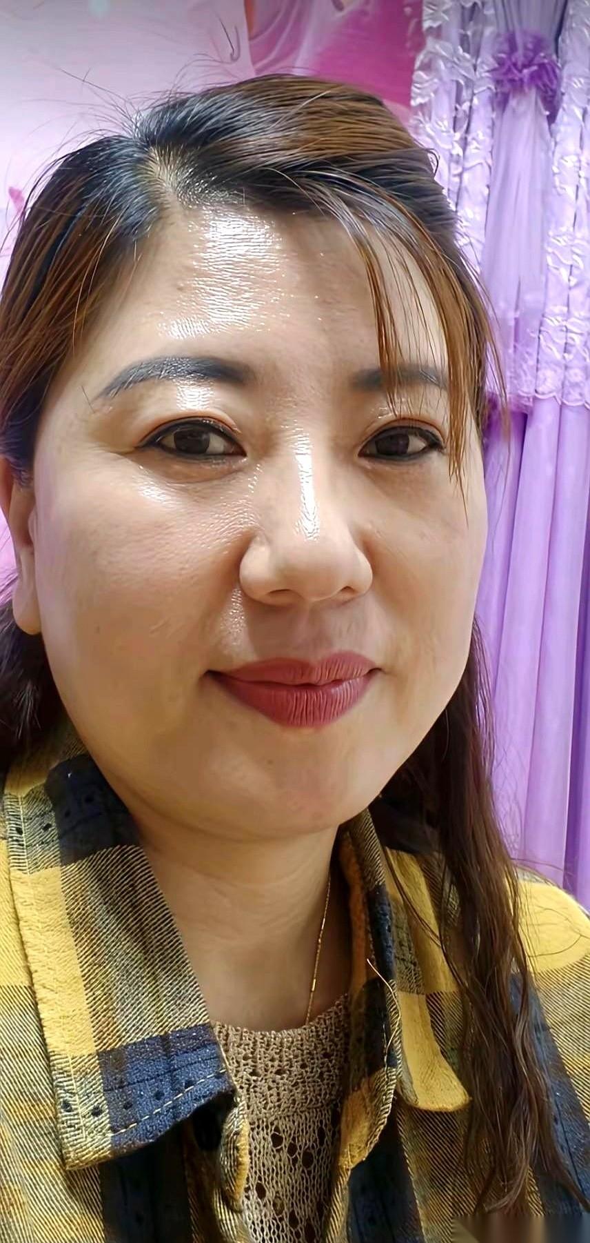 饭桌上，酒过三巡。他亲自给对面的人倒满了酒，那人是他带了十年的老伙计。他把对方