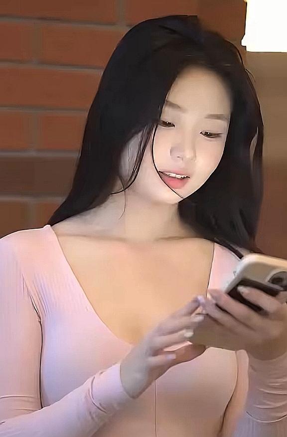 甜美的笑容让人心醉。