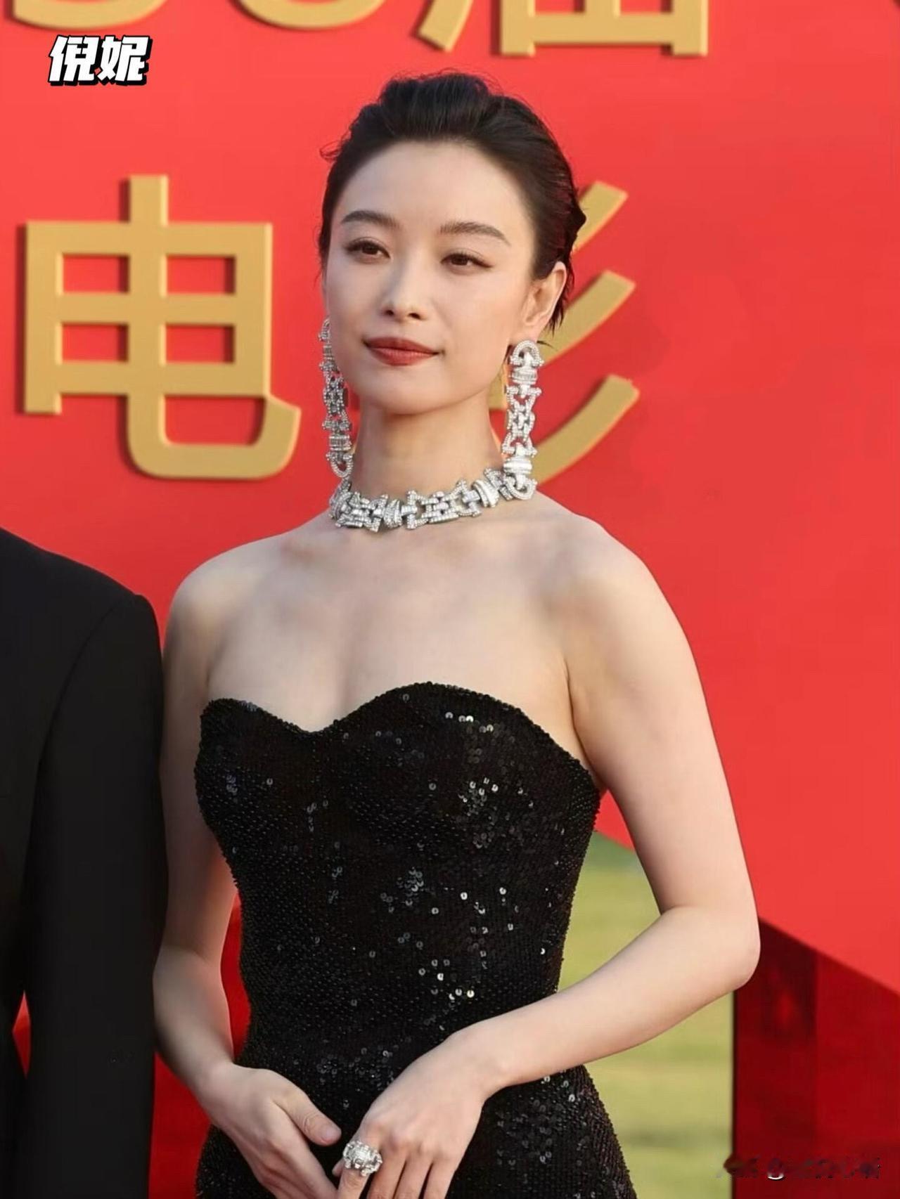 金鸡红毯这波状态也太顶了吧！倪妮气场直接焊在身上，走路带风超飒～关晓彤高挑身