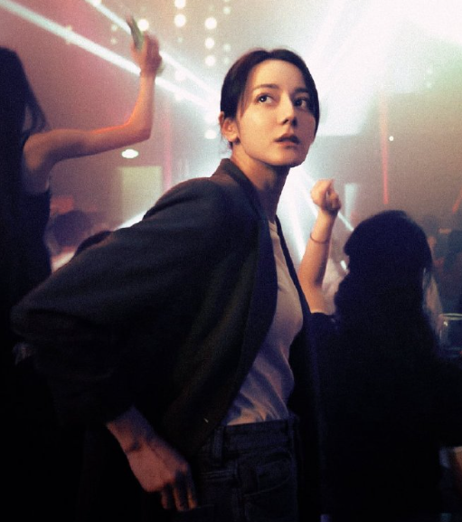 在山野间与你邂逅一场诗意花雨，于湖海畔和你聆听一段岁月低吟