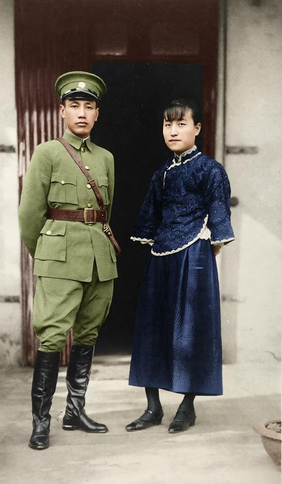 1927年秋，檀香山，中国国民党檀香山支部的八十余名党员齐聚于此，鲜红的横幅在阳