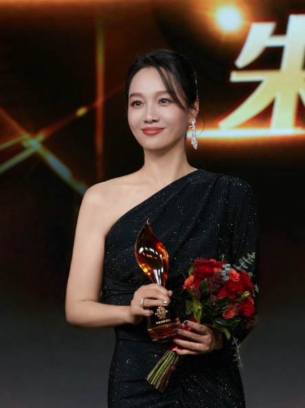 朱丹给所有人上了一课那就是在哪里跌倒就在哪里爬起来昨天朱丹主持尖叫之夜，终于