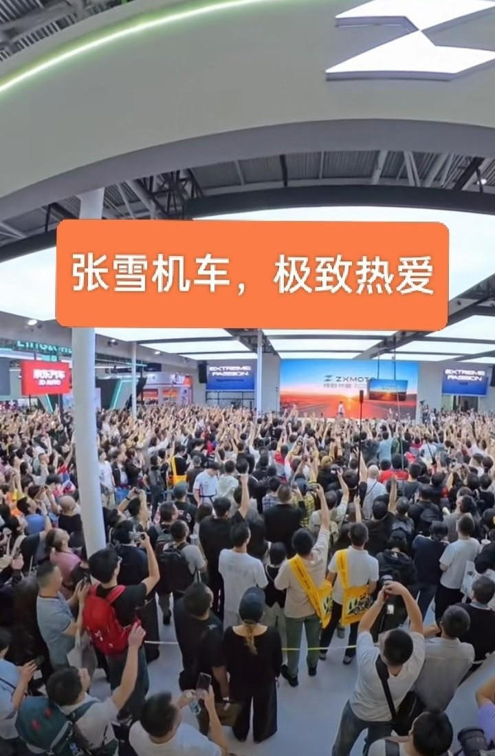 同样是造摩托的，一个喊“极致热爱”，一个喊“越卖越多”，这差距是不是一眼就看出来了？张雪那边是在摩博