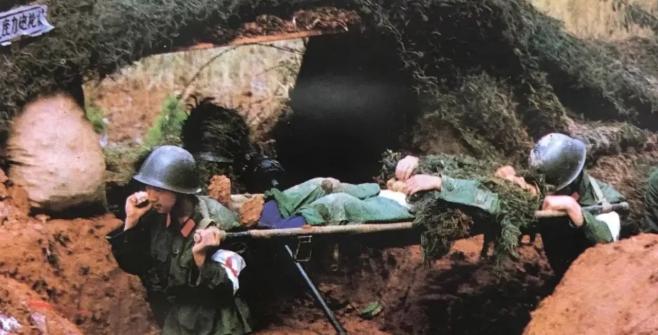 卡车开往陵园，李陶雄躺在裹尸袋里，身上插着上百块弹片。护士郑英摸到他手背还有点热