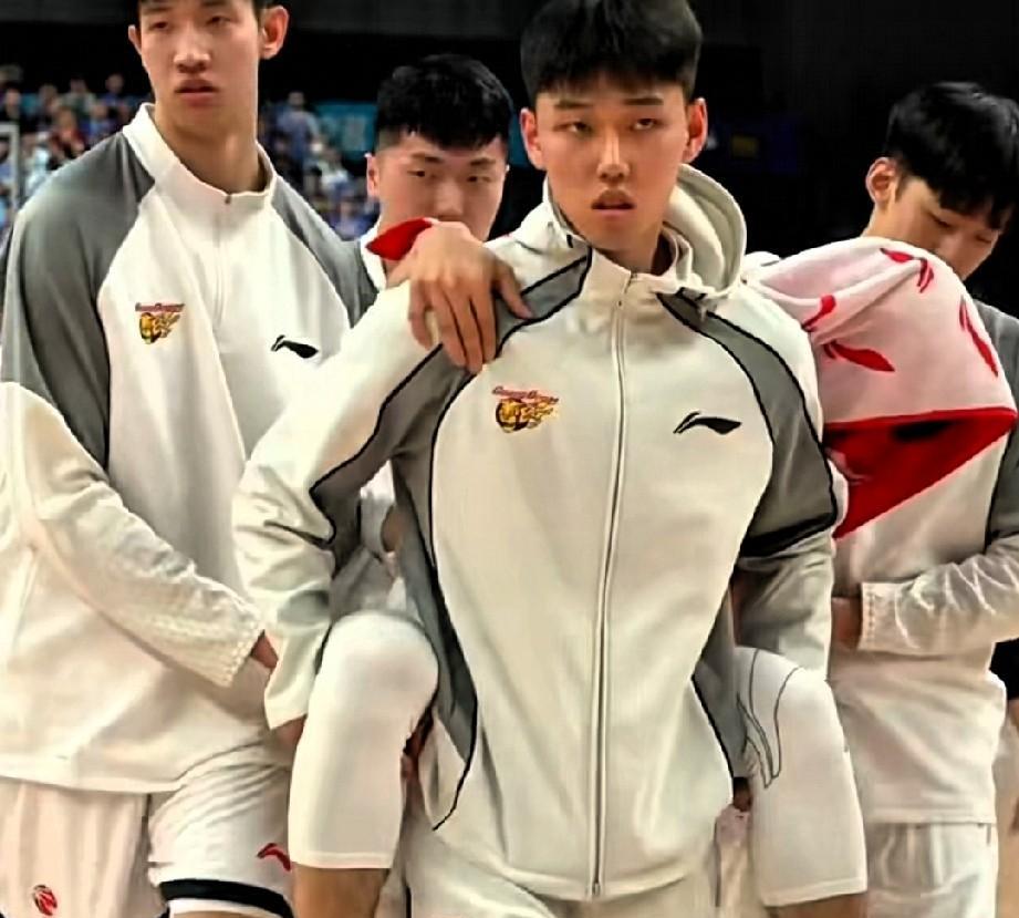 徐杰意外受伤，牵一发而动全身！还有56天世预赛开打，徐杰大概率缺席，胡明轩不但