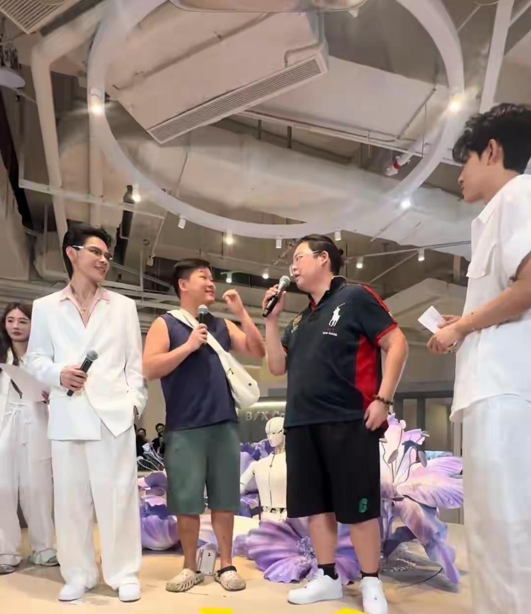 向佑又要开餐厅了。消息一出来，向佐脸上的笑就僵住了半截。哥哥刚替弟弟接到第一个