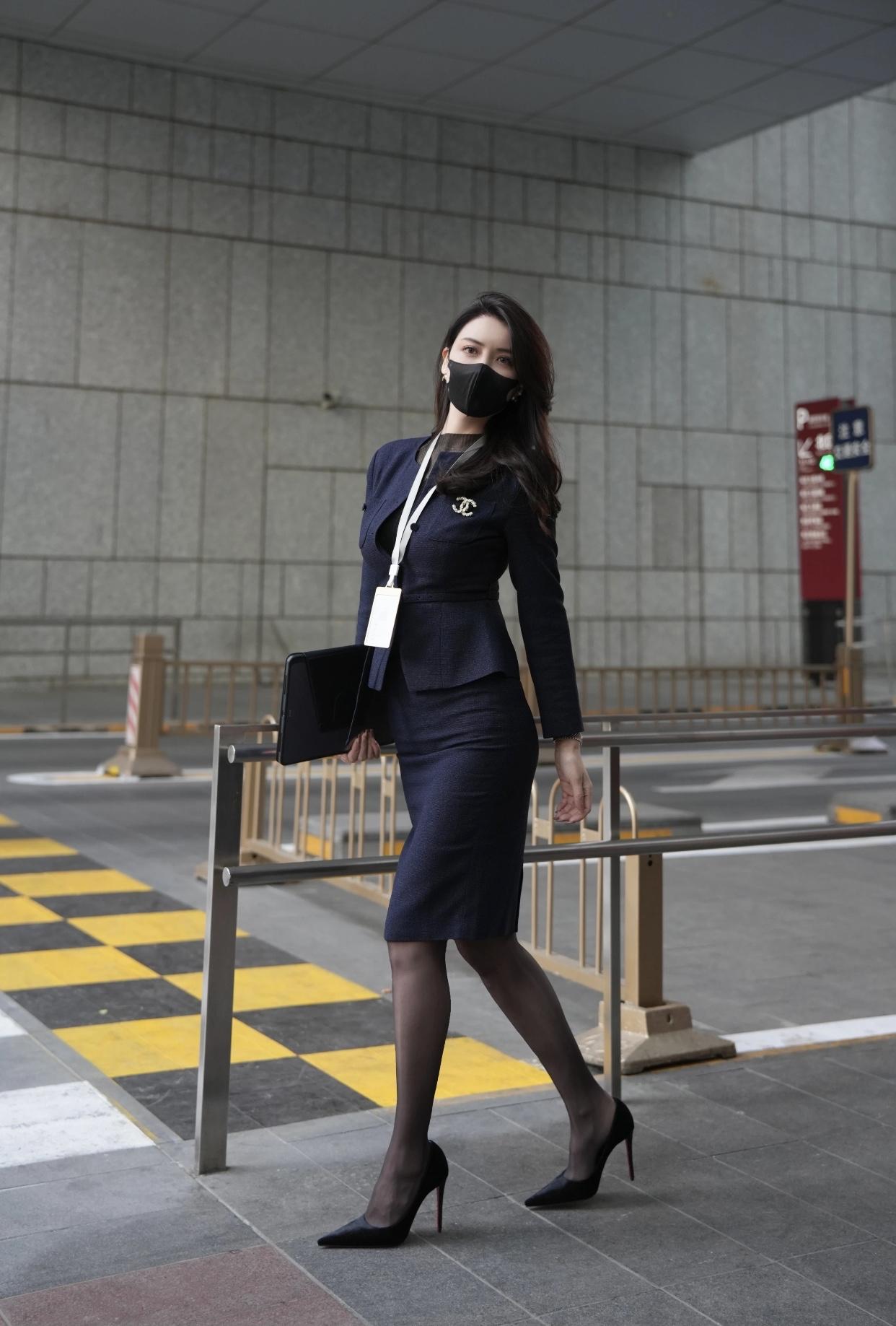 优雅职场风，黑色套装搭配米色手袋，尽显时尚魅力