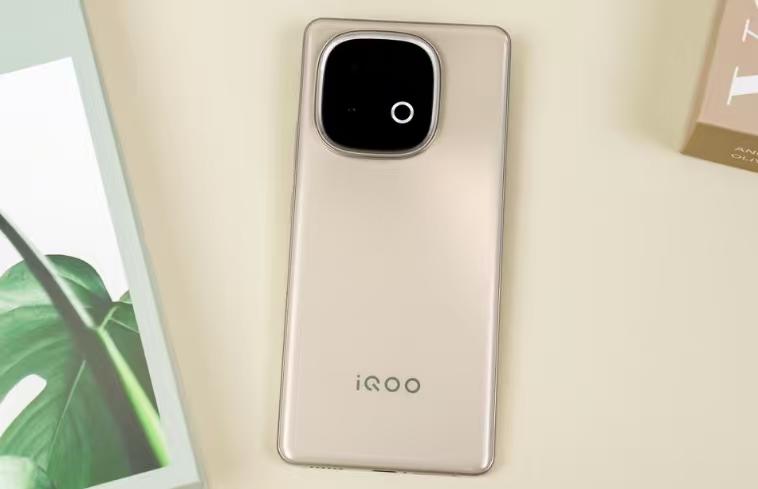 挑选手机切忌跟风冲动，其实日常使用中，性价比高的2000元左右机型完全能满足需求