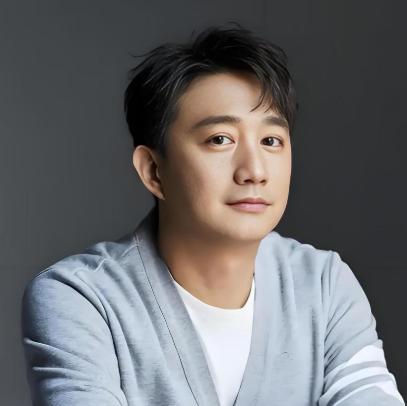 黄磊后来回忆说：当年蒋勤勤刚进大学第一天，整个校园都轰动了。我直接翘课，高晓松也