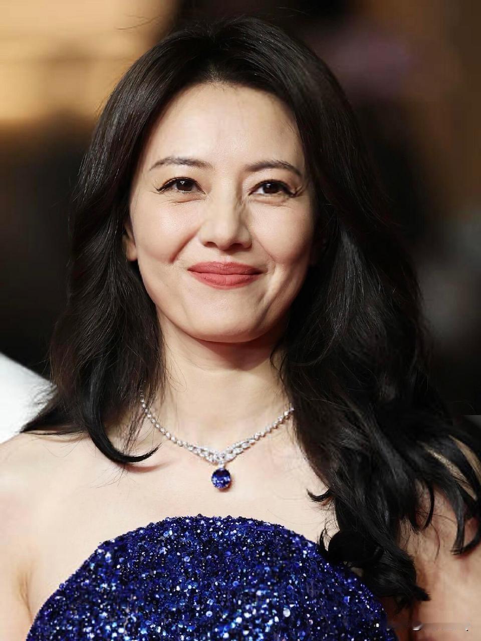 45岁的高圆圆戛纳红毯生图，没有过度美白和修图，眼角纹、法令纹和唇纹都挺明显，但