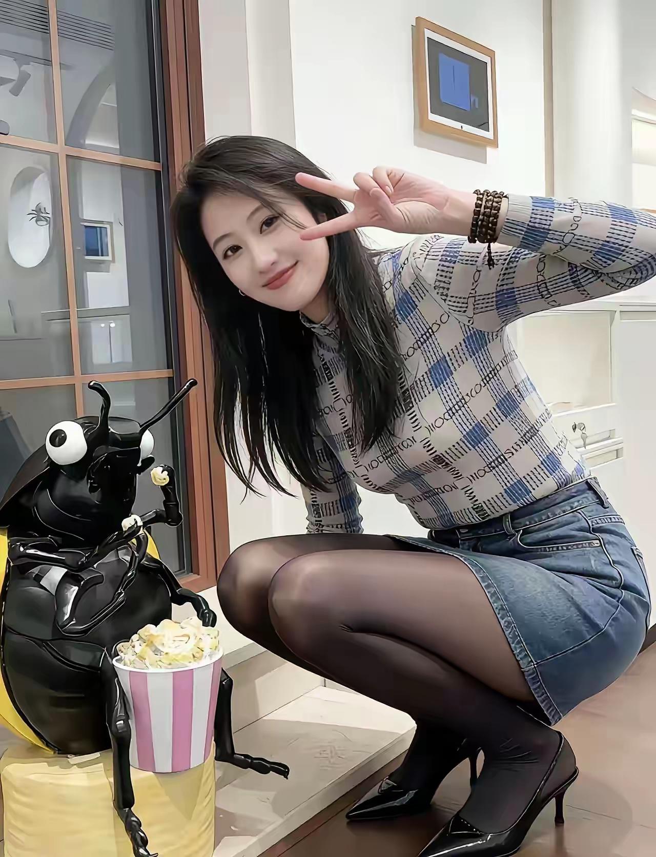 可爱萌宠相伴，一起享受美好时光！🐝🍿😊