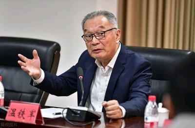 温铁军教授一语惊人地指出：“我们为何一定要走西方那条老路呢？将农民都赶进城，在城