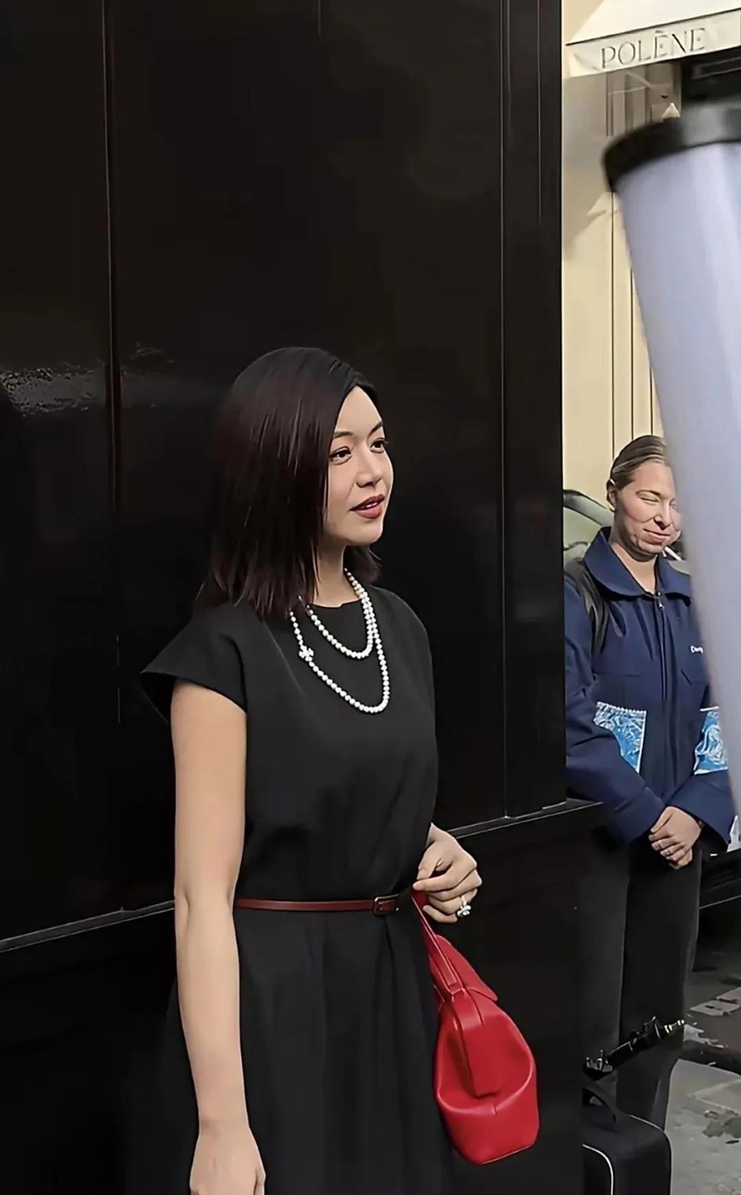 巴黎街头偶遇陈妍希！离婚后状态好到发光谁能拒绝在巴黎街头偶遇这样的陈妍希？