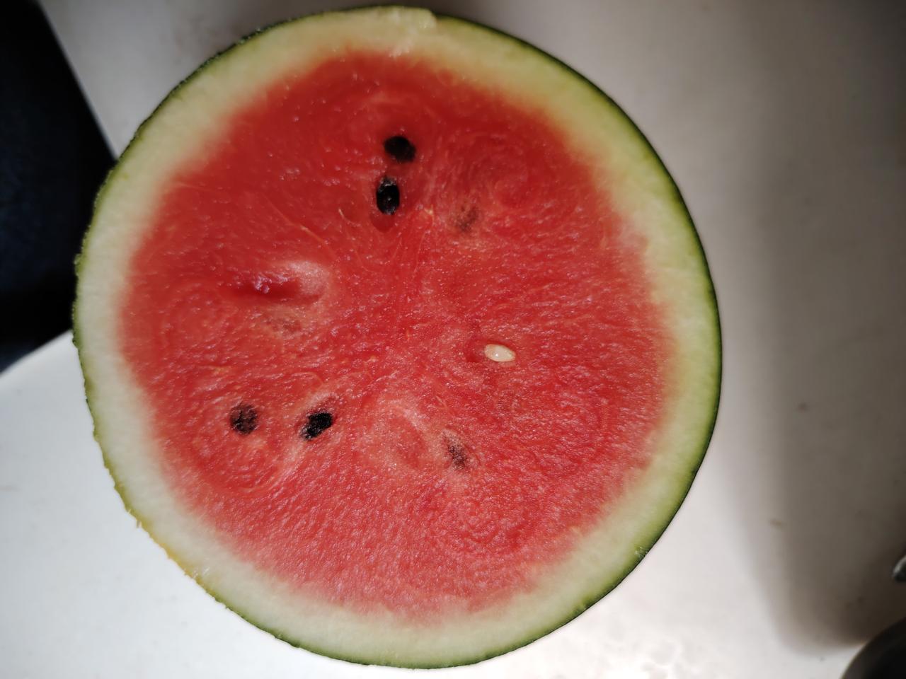 西瓜是水果中难得的几乎没有香气的水果。按照阿育吠陀理论，香气是火或风外散之象，正