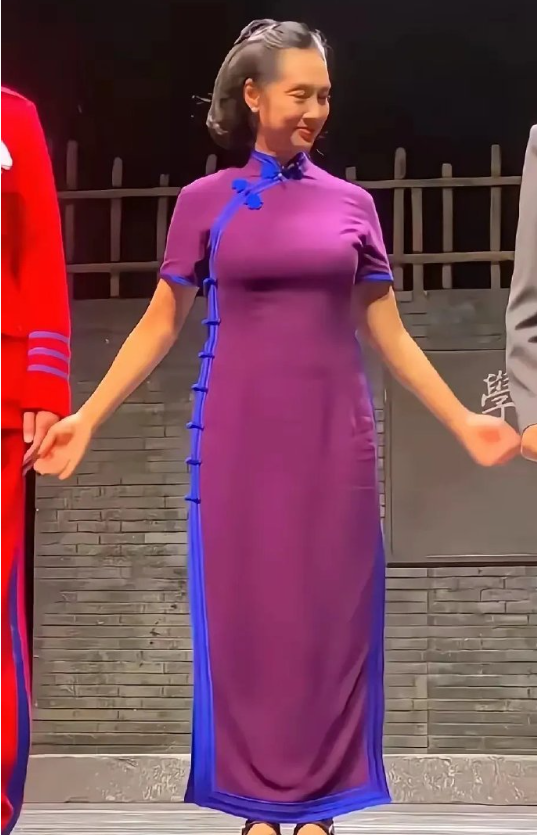 朱茵也老了，曾经那么美的一张脸，现在看着也就是普普通通的一老太太吧！​​​