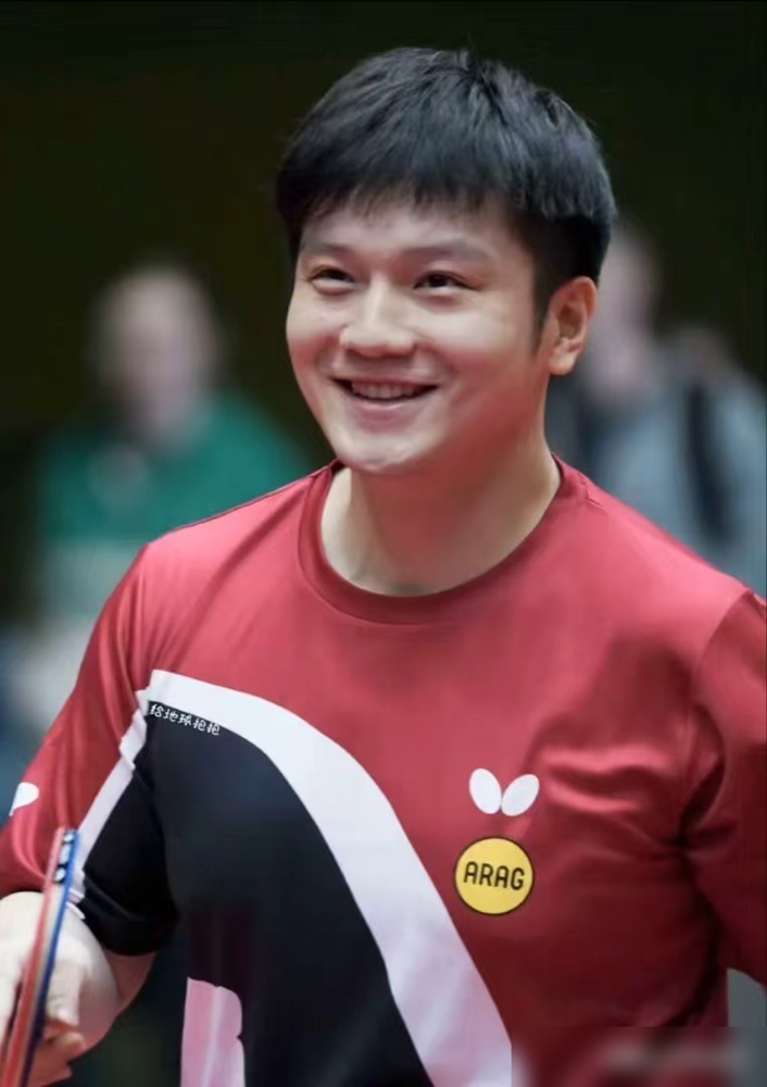 德国老头亲自教啦啦队喊中文，就为伺候好一个中国男人。樊振东刚去杜塞尔多夫，俱乐部经理赛前手把手培训，
