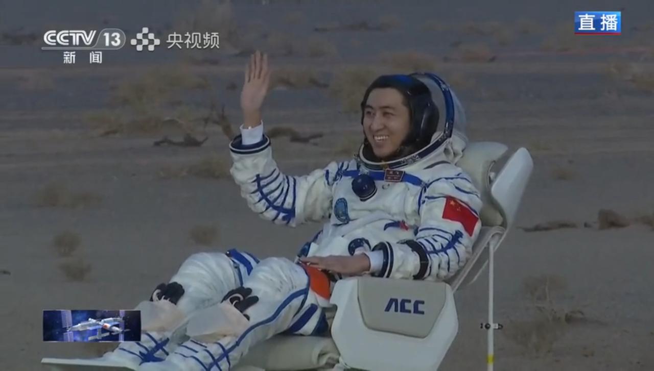 笑晕了。不愧是内蒙人，从天上回到地面，直接在家乡着陆，感觉回家一样，没有一点水
