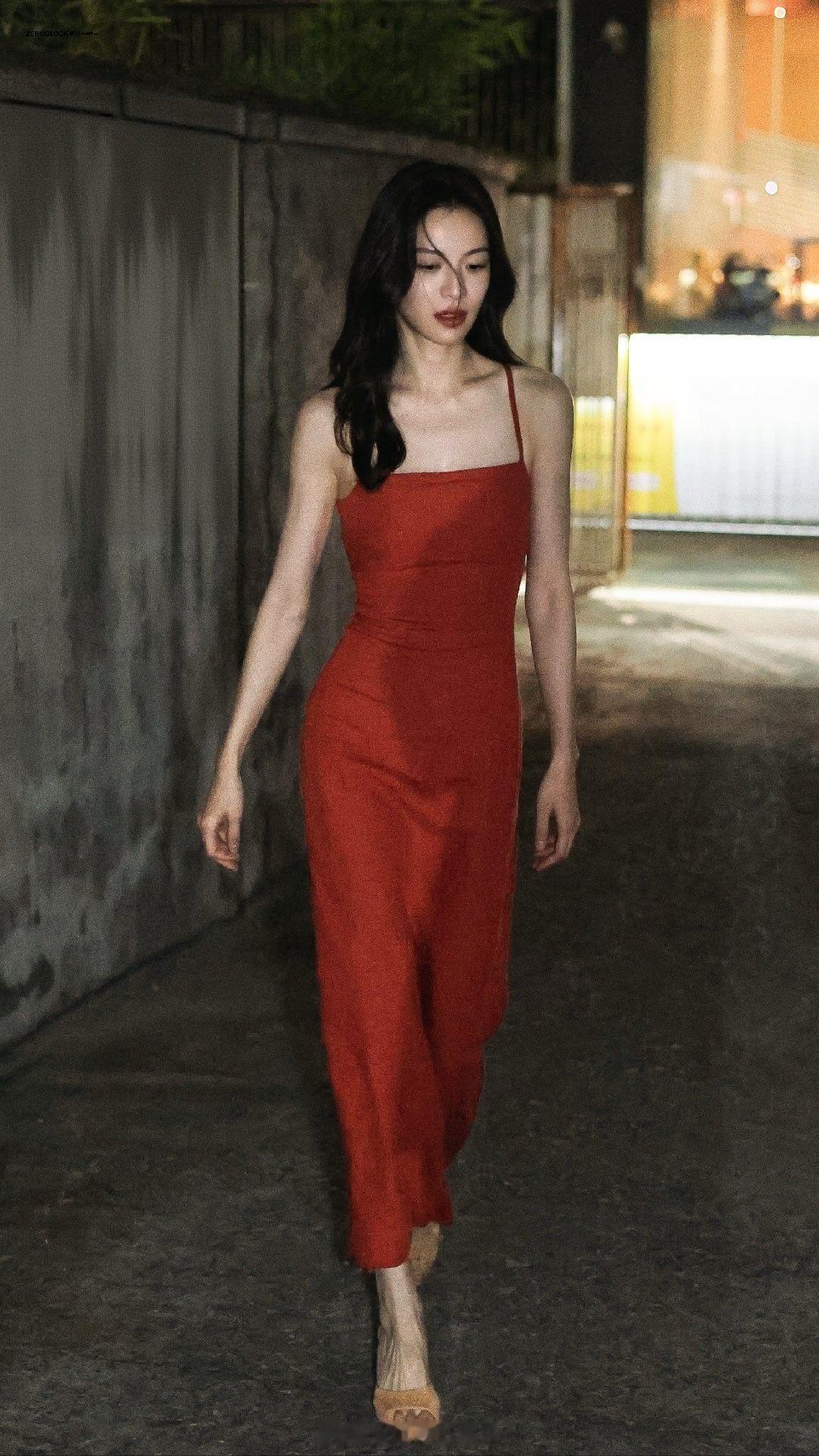 钟楚曦走路腰发力钟楚曦走路粉🈶真风情万种摇曳生姿啊