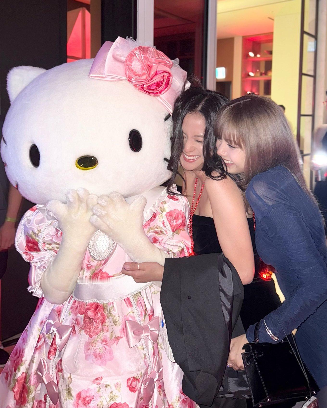 呀呀呀呀！荔枝LISOO和HelloKitty呀~~~​​​​小五抱姐姐，姐