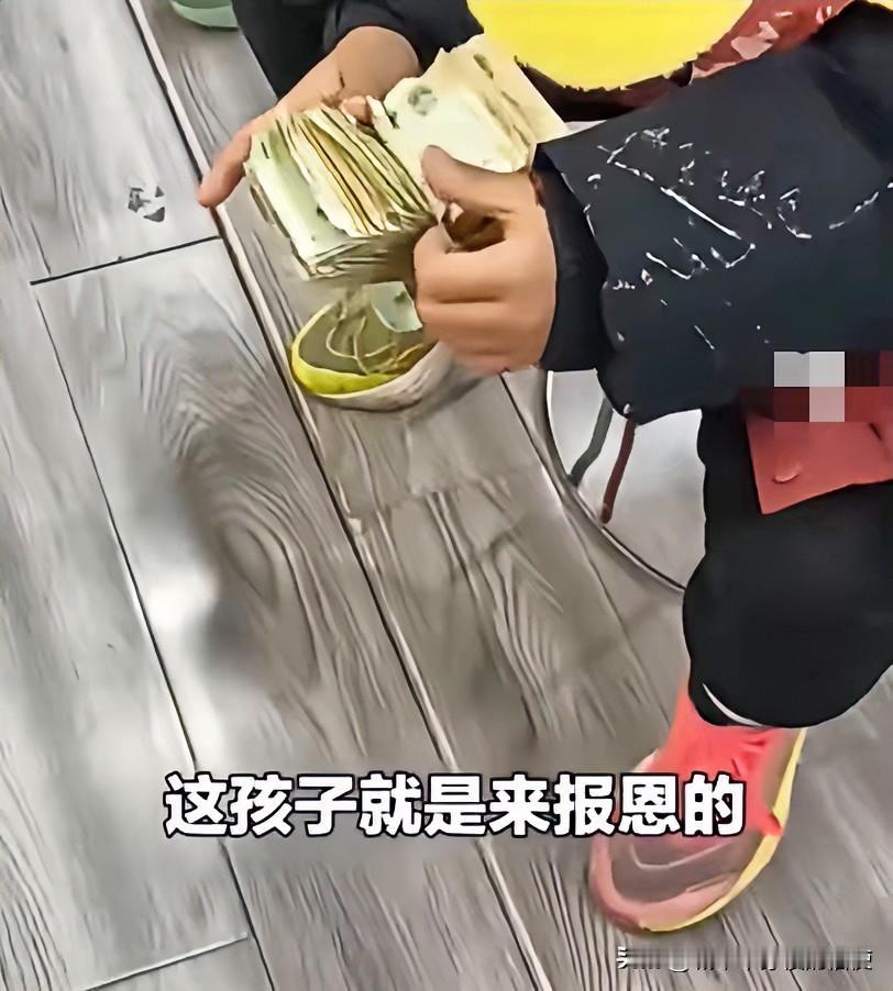 石家庄，一鞋店走进一个11岁男孩看鞋子，店主以为是陪父母在看没在意，当男孩拿着鞋