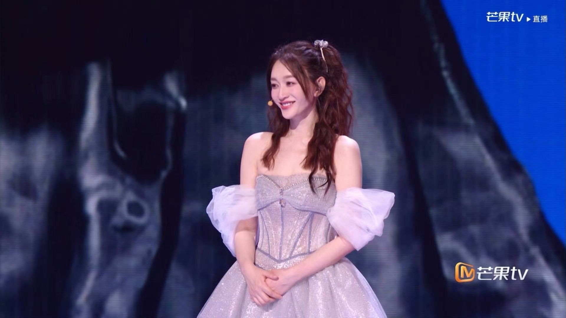 浪姐直播高双马尾真是一个美女也难以驾驭的发型…