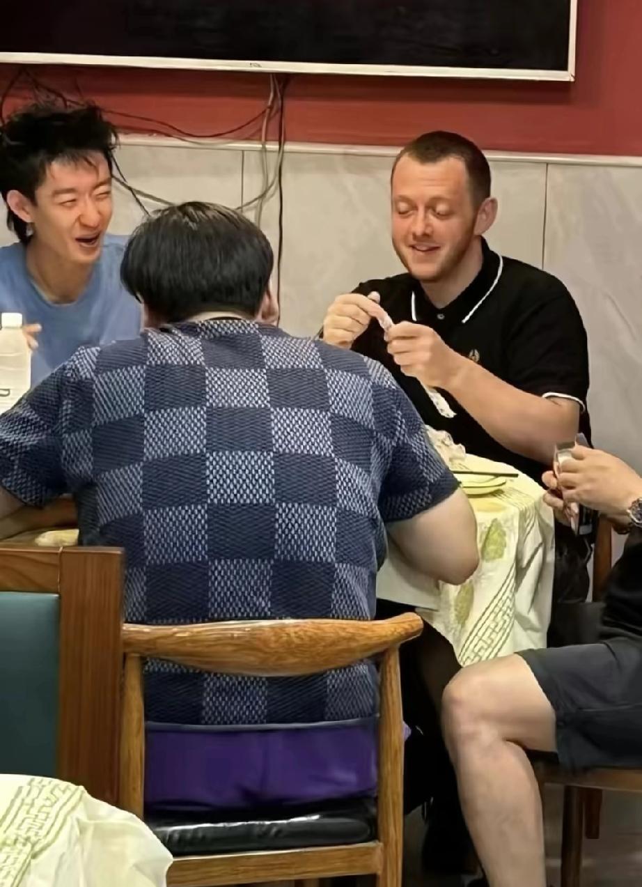 艾伦，开饭了，都在等你动筷子，今天全场由吴公子买单。吴宜泽私