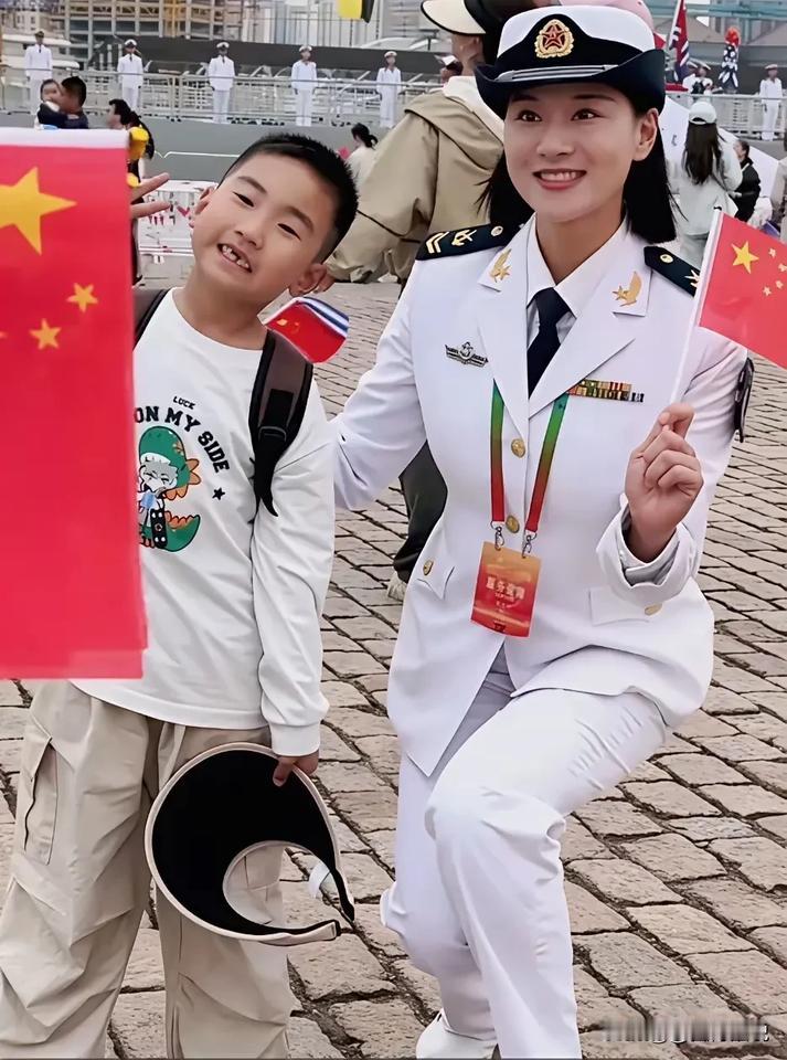 最有亲和力的海军女兵，给了旁边小朋友满满的幸福感，不仅人美，心更美！尤其是她半