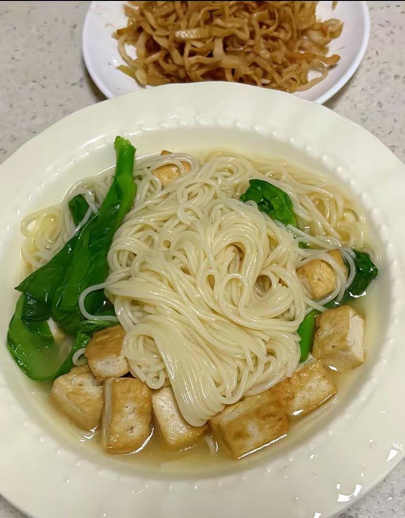 婆婆从老家来，早上给我煮了一碗面线，清汤底，几块炸豆腐，几根青菜，旁边配了一碟自