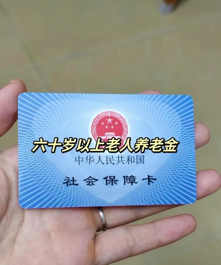 今天我们老板下午开会了，说全员上社保的事儿。有两个选择，一个是自愿降薪。另一