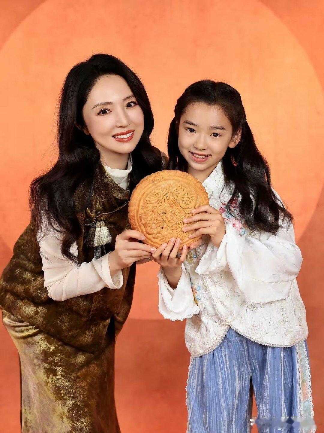 董璇发的和女儿中秋写真，母女俩真是养眼。​