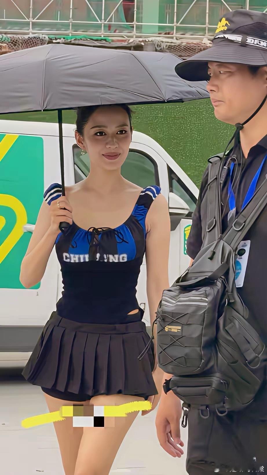 吉娜深圳街头穿拖鞋现身，产后曲线惊艳，真是太厉害了