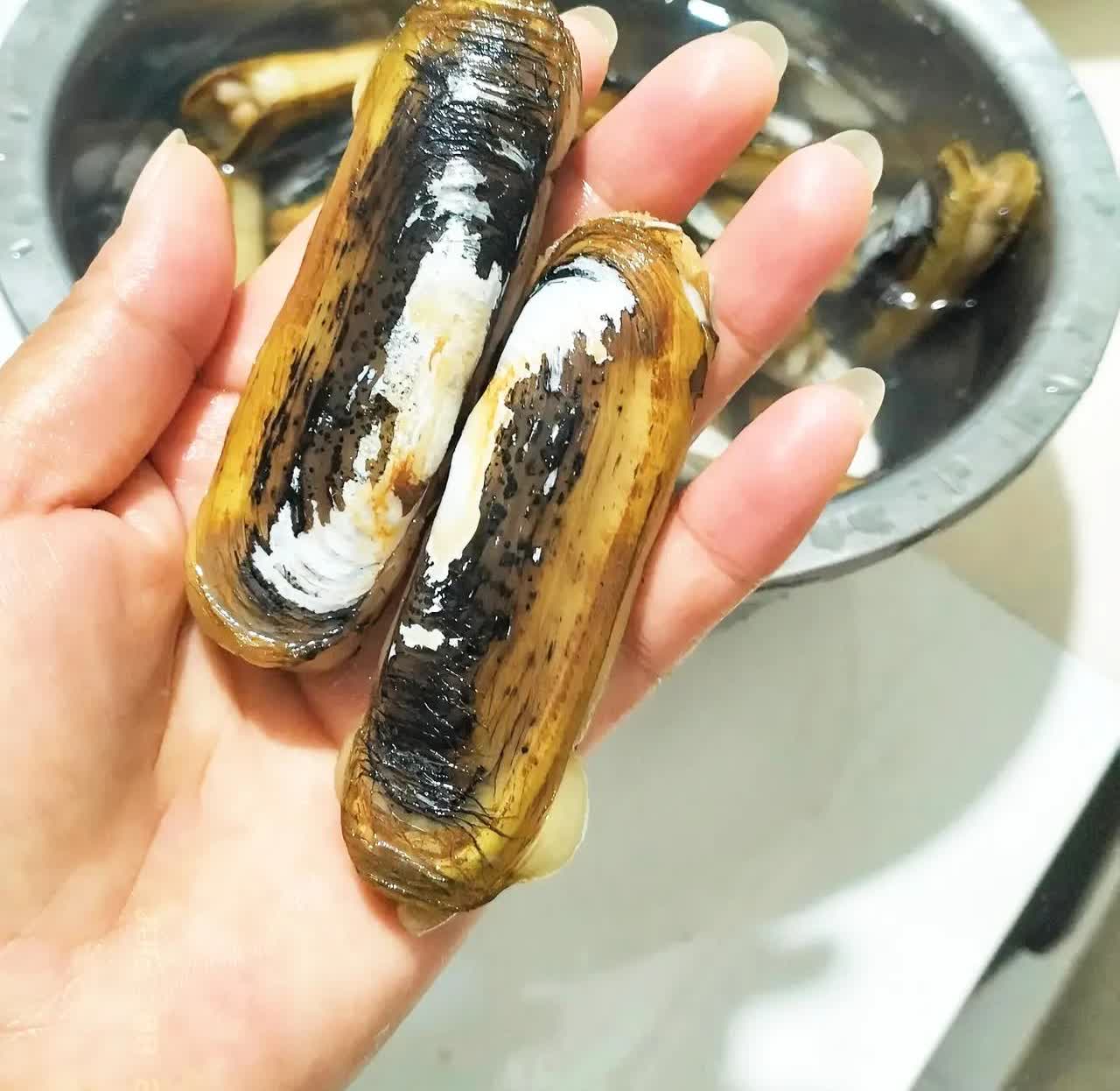 今天买菜遇到一奇葩[捂脸哭]看到一女子买了六个花蛤一小块豆腐还非让老板再分