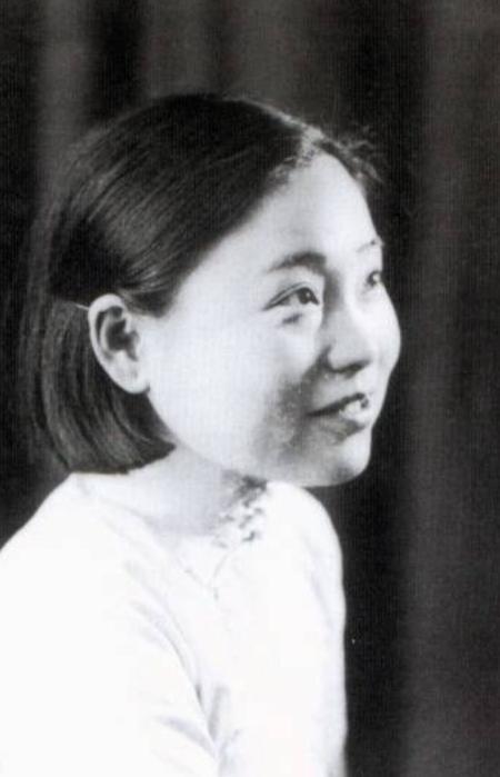 1925年，苏州豪门潘祖年病重。临终前，他支开旁人，只留下20岁的孙媳妇潘达于，