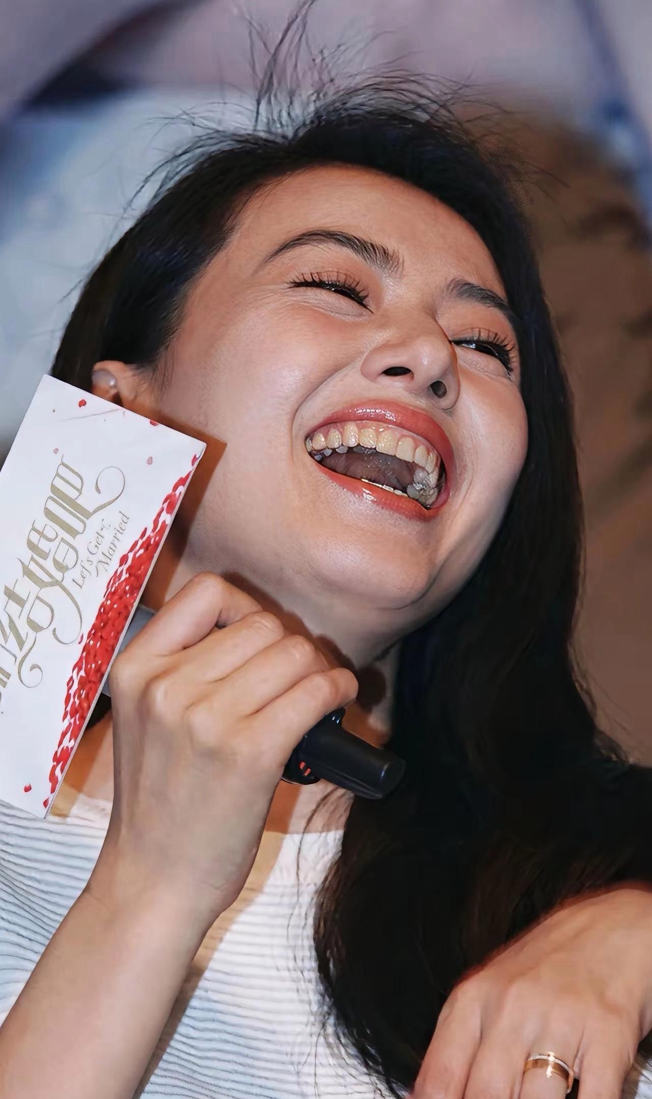 高圆圆这口真牙太难得我刚刷到这张图，好多明星都去做烤瓷牙了，没想到高圆圆还是原生
