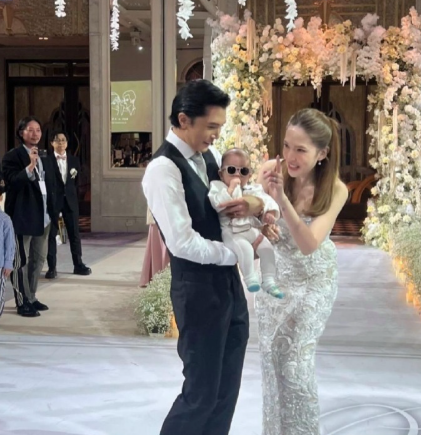 邱泽和许玮甯在婚礼上公开晒儿子，小家伙才刚满月不久，圆嘟嘟的非常可爱！一家三口看