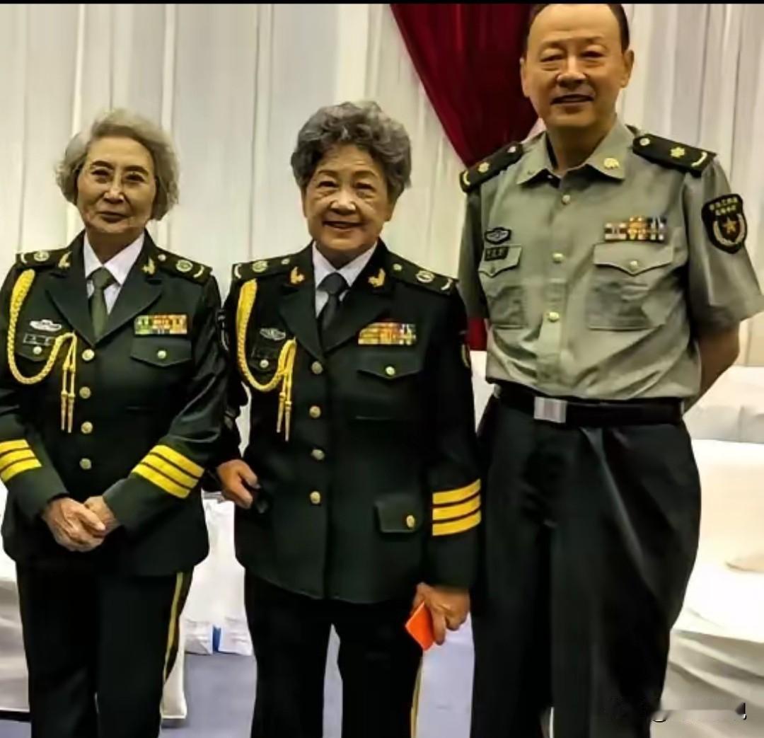 仔细看，左边的是表演艺术家袁霞，中间的是老艺术家陶玉玲老师，两位老师虽然年龄大了