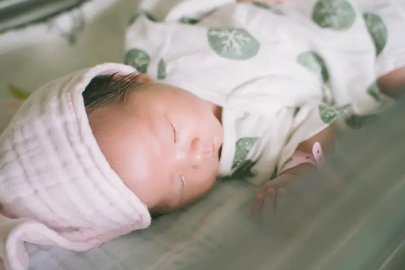 11月7日云南迪庆州，女子到医院引产被拒后，留院观察次日诞下足月女婴，因女子不愿