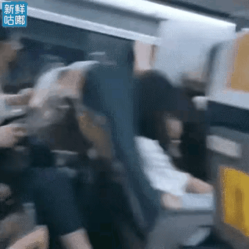 高铁上的一幕让人无语我原以为是两个三岁小孩在玩万万没想到是两个三十岁大人在玩