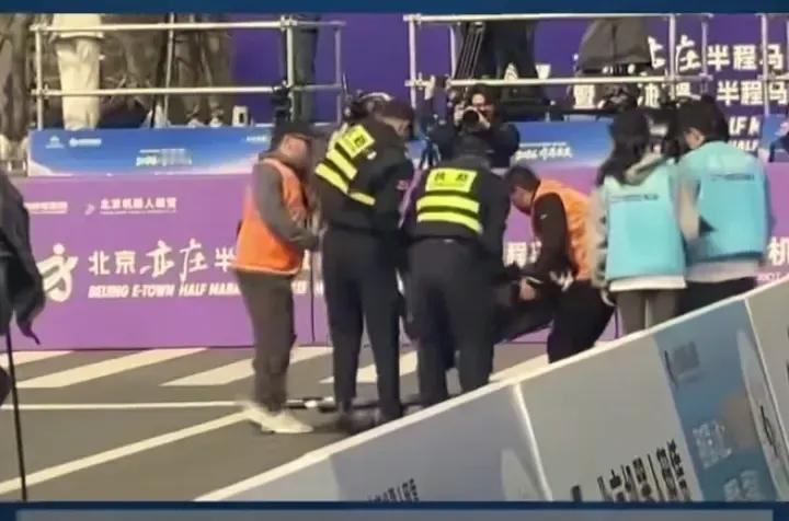 离终点100米倒下：我们都像这台透支的机器人看完宇树H1在半马终点前摔倒的视