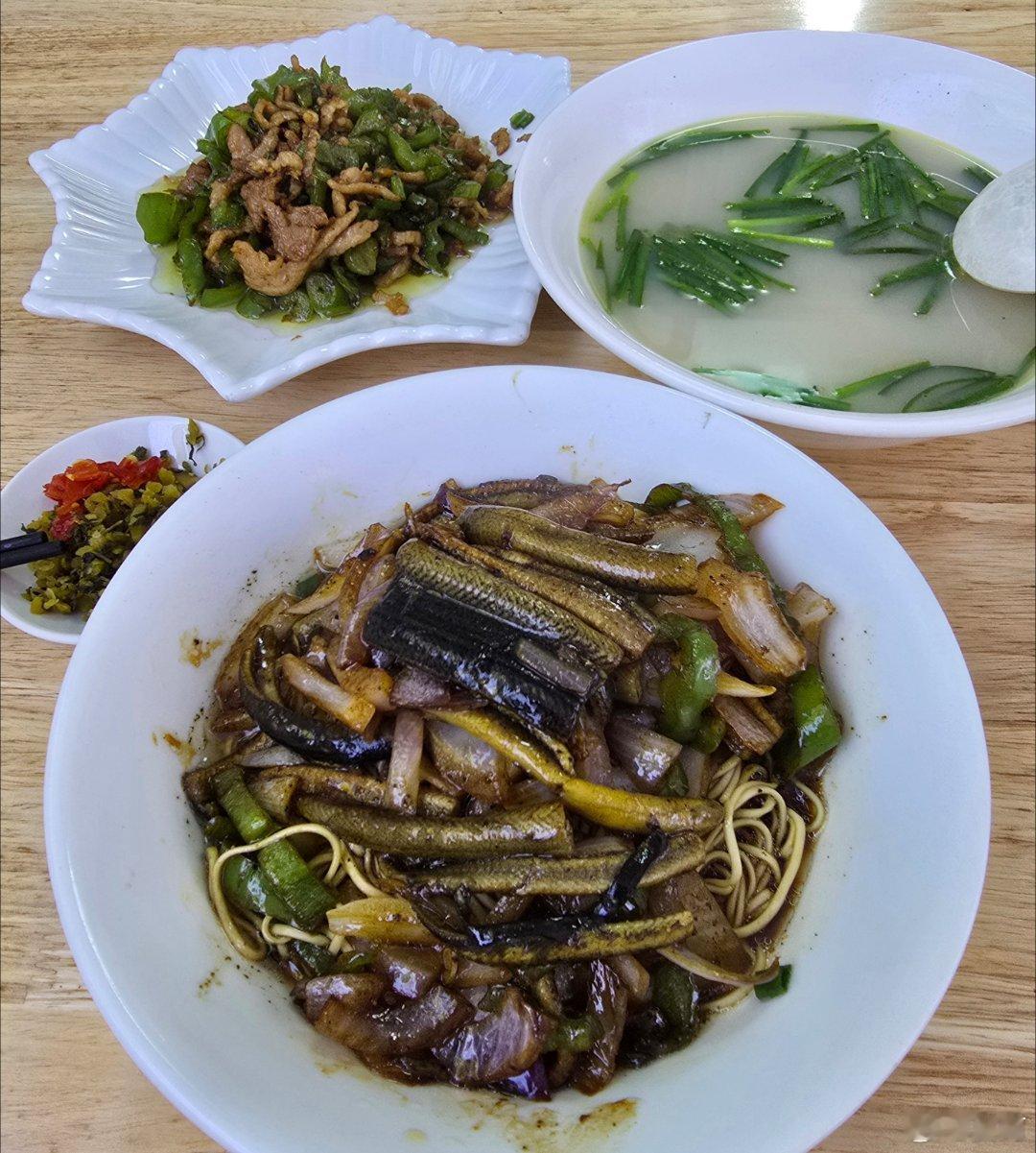 就近随便吃点朴素面条​​​