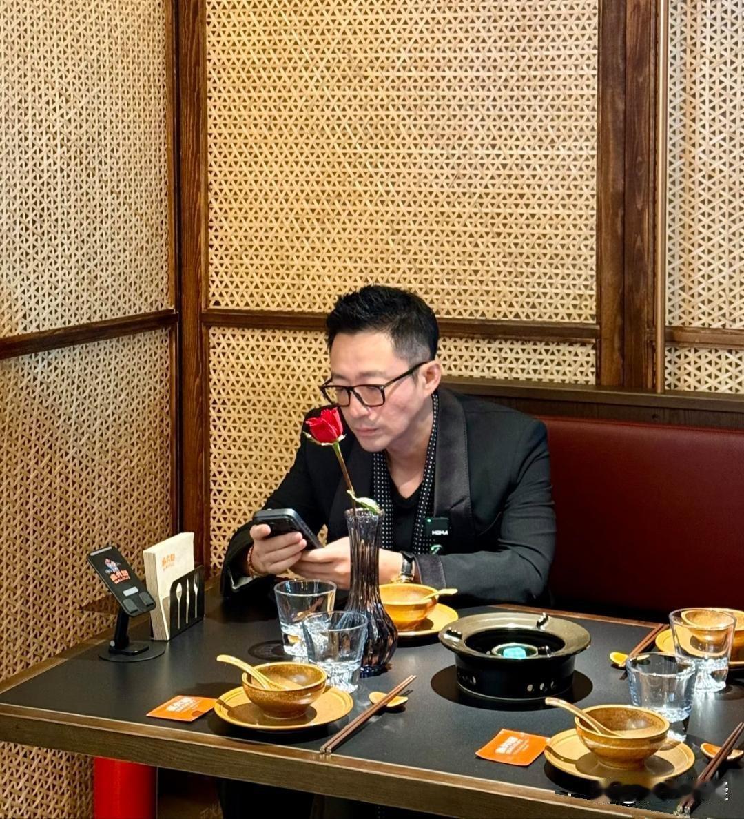 45岁汪小菲到新店视察工作，他的打扮帅气有型，一副霸总的姿态，颜值和身材都挺好的，外形不输很多男明星