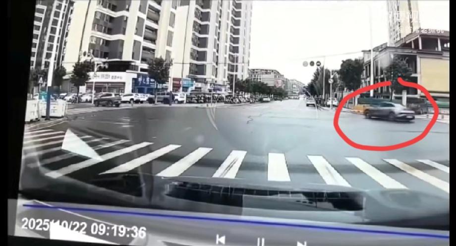 10月22日，江西赣州。一小米su7在十字路口玩起了漂移……而就在22号的凌晨