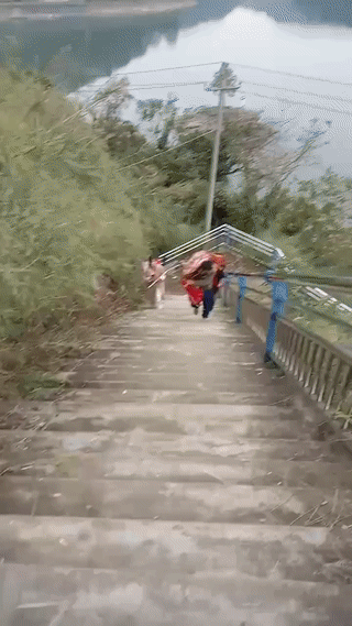 这才是真正的“一条爆护”！贵州一男子在水库里钓到一条大青鱼。就这一条鱼就装满