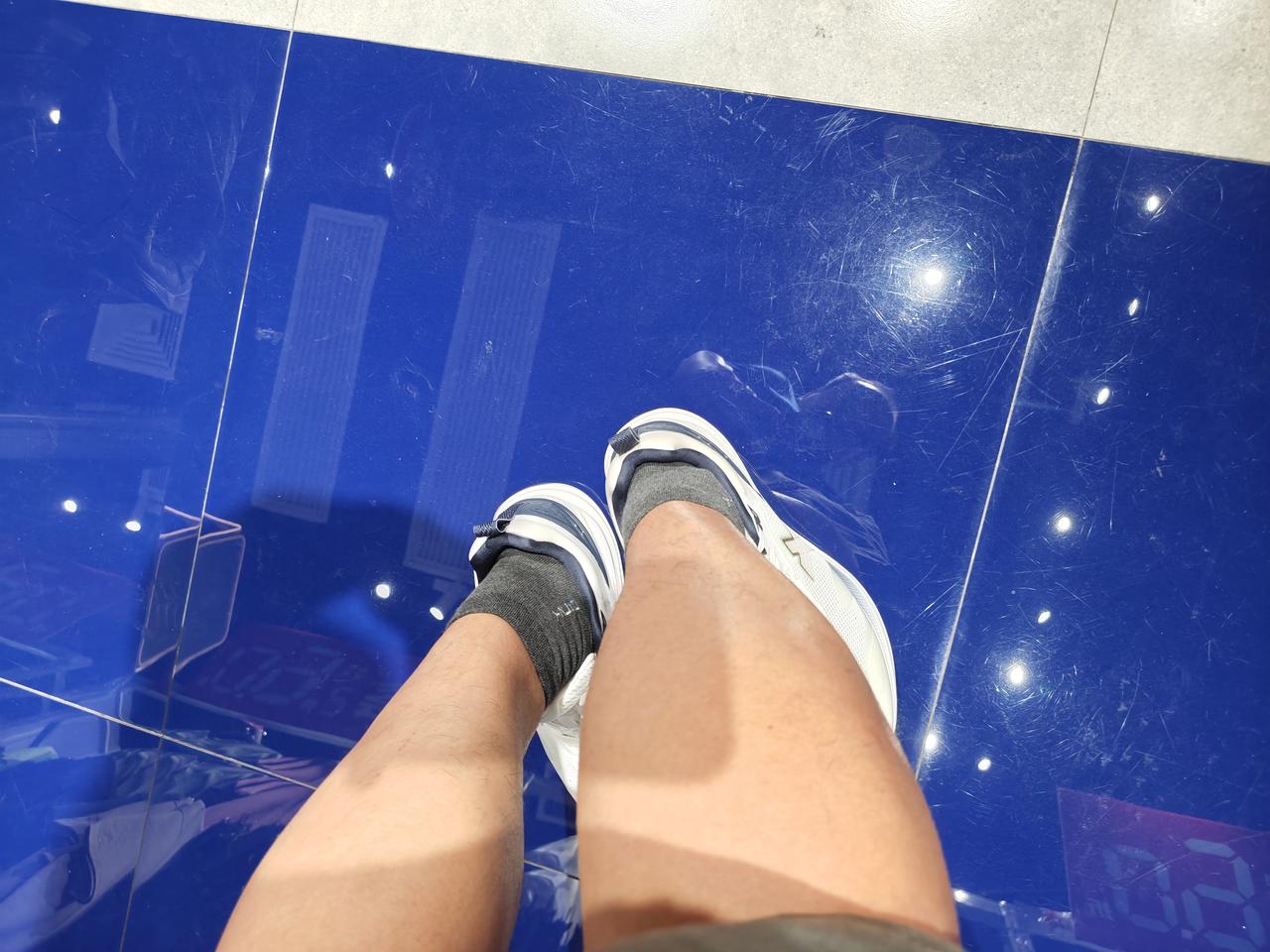 第一次穿运动鞋。竟然有心动的感觉。促进消费，人人有责。跑步不累的鞋