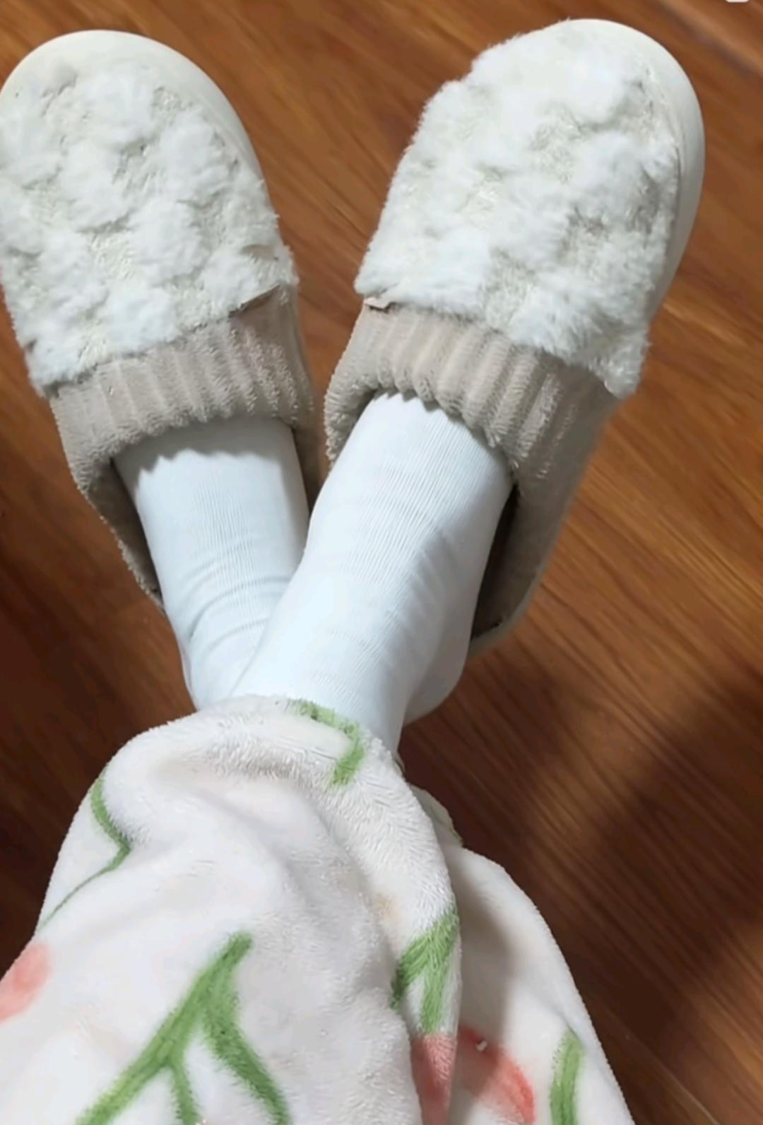 精心挑选的鞋子，被闺蜜说好丑[无奈吐舌]